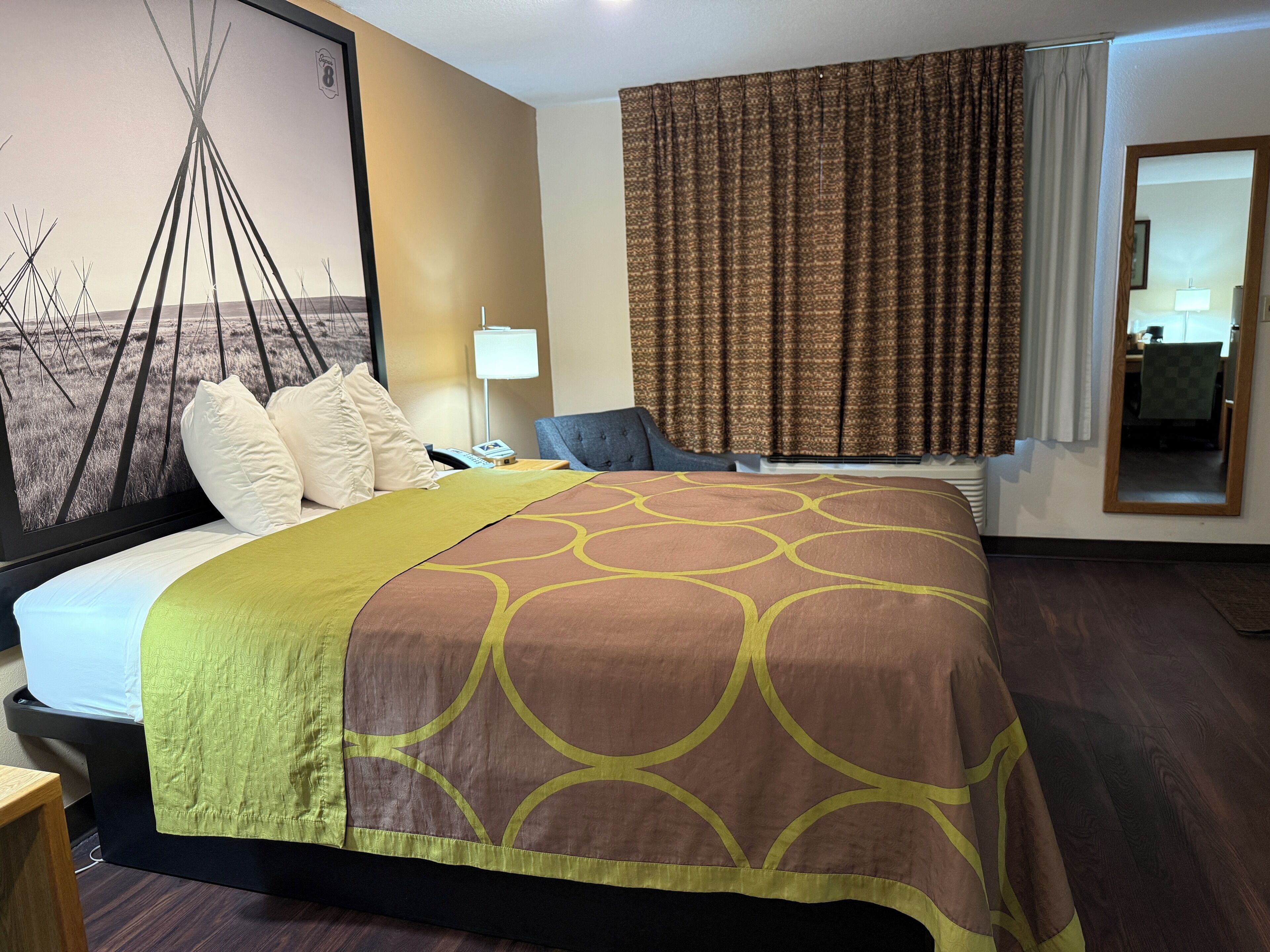 Skrivebord, arbejdsområde til bærbare computere, strygejern/strygebræt