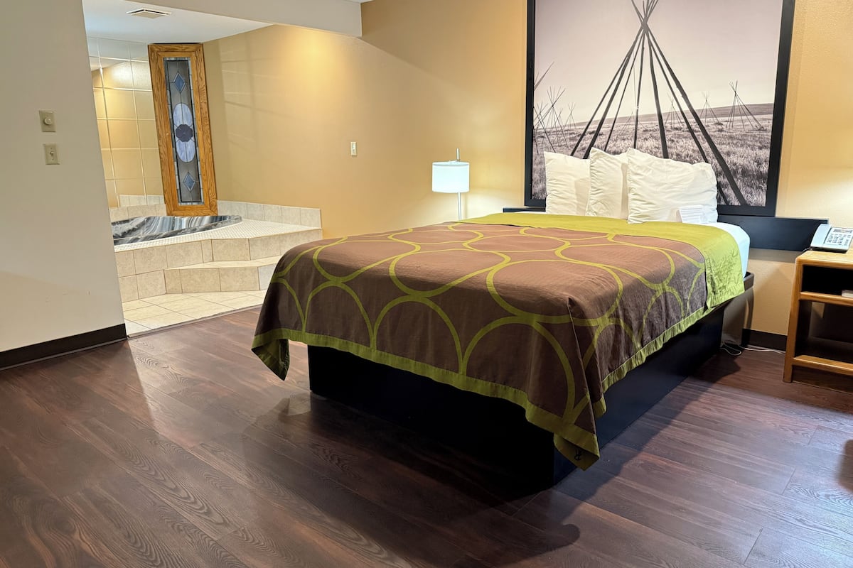 Queen bed Non-Smoking with Jacuzzi | 2 bedrooms, desk, iron/ironing board, free WiFi
