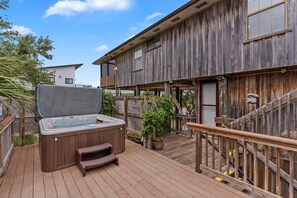 Outdoor spa tub - Pachs Crab Shack - Charming Waterfront 3 bed 1.5 bath House with a Dock (Panacea)