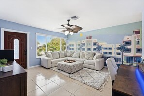 Smart TV, video games, stereo - Family Oasis with Pool, Games & Near Top Attractions (Pompano Beach)