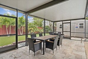 Outdoor dining - Family Oasis with Pool, Games & Near Top Attractions (Pompano Beach)