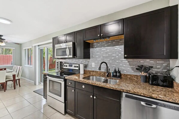 Frigorifero, microonde, forno, piano cottura