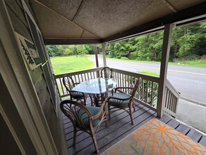 Outdoor dining - Swallow Falls Cabin 4 - a 3 Bedroom with Fireplace near Swallow Falls State Park (Oakland)