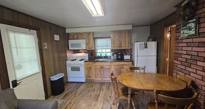 Swallow Falls Cabin 1- Cozy 1-Bedroom Perfect for a Romantic Getaway!