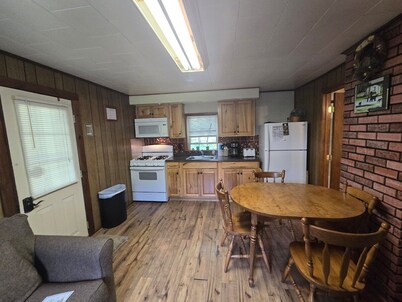 Swallow Falls Cabin 1- Cozy 1-Bedroom Perfect for a Romantic Getaway!