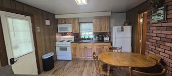 Swallow Falls Cabin 1- Cozy 1-Bedroom Perfect for a Romantic Getaway!