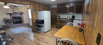 Swallow Falls Cabin 3- a 2 bedroom with Fireplace near Swallow Falls State Park