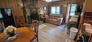 Living area - Swallow Falls Cabin 1 (Oakland)