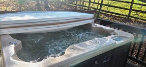 Outdoor spa tub - Terps Hideaway- Spacious 5 bedroom home with Hot Tub in convenient location (Oakland)