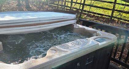 Terps Hideaway- Spacious 5 bedroom home with Hot Tub in convenient location