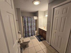 Een douche, een haardroger, handdoeken