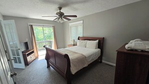 5 bedrooms, iron/ironing board, free WiFi, bed sheets - Family Mountain Escape w/ Hot Tub & Game Room (Oakland)