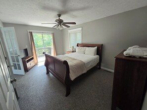 5 bedrooms, free WiFi, bed sheets - Terps Hideaway- Spacious 5 bedroom home with Hot Tub in convenient location (Oakland)