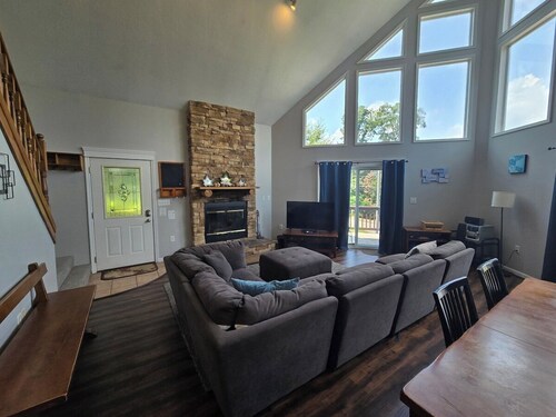 Terps Hideaway | Spacious 5BR Escape w/ Hot Tub & Pool Table