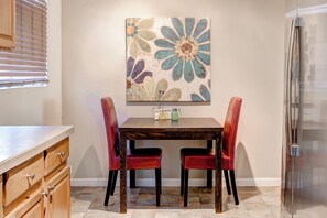 Interior - Cozy 2bd 2ba near Nob Hill home Garage Parking (Albuquerque)