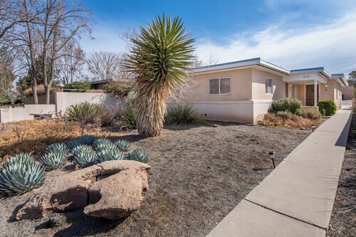 Cozy 2bd 2ba near Nob Hill home Garage Parking