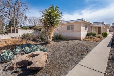 Cozy 2bd 2ba near Nob Hill home Garage Parking