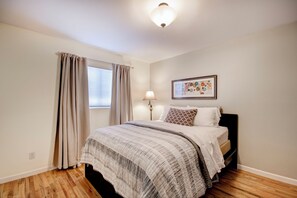 2 bedrooms, desk, iron/ironing board, WiFi - Cozy 2bd 2ba near Nob Hill home Garage Parking (Albuquerque)
