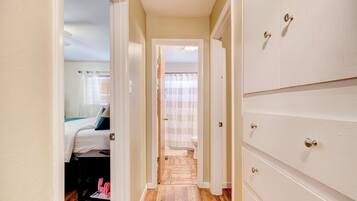 2 bedrooms, desk, iron/ironing board, WiFi