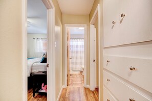 2 bedrooms, desk, iron/ironing board, WiFi