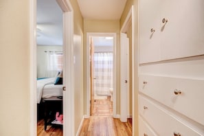 2 bedrooms, desk, iron/ironing board, WiFi