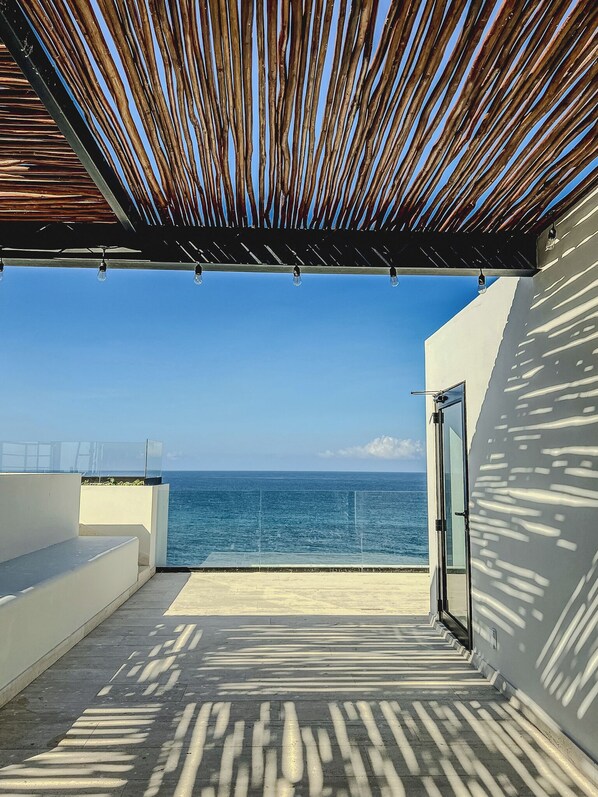 Penthouse Panoramique, balcon, vue mer | Coin séjour