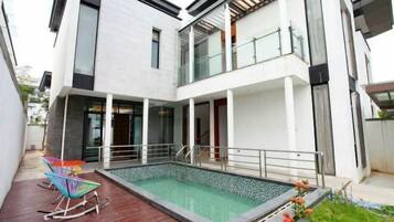 حمام سباحة خارجي