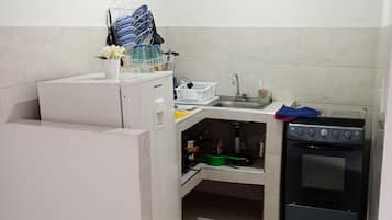 Fridge, oven, stovetop, blender