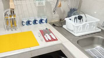 Fridge, oven, stovetop, blender