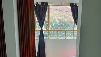 2 bedrooms, desk, WiFi, bed sheets