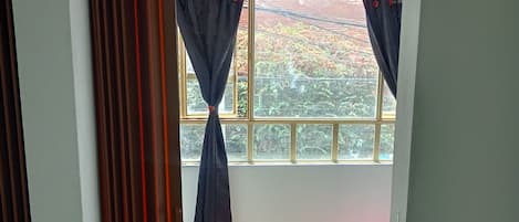 2 bedrooms, desk, WiFi, bed sheets