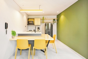 Family Loft | Private kitchen | Microwave, stovetop, cookware/dishes/utensils - Firenze Lofts (Medellín)