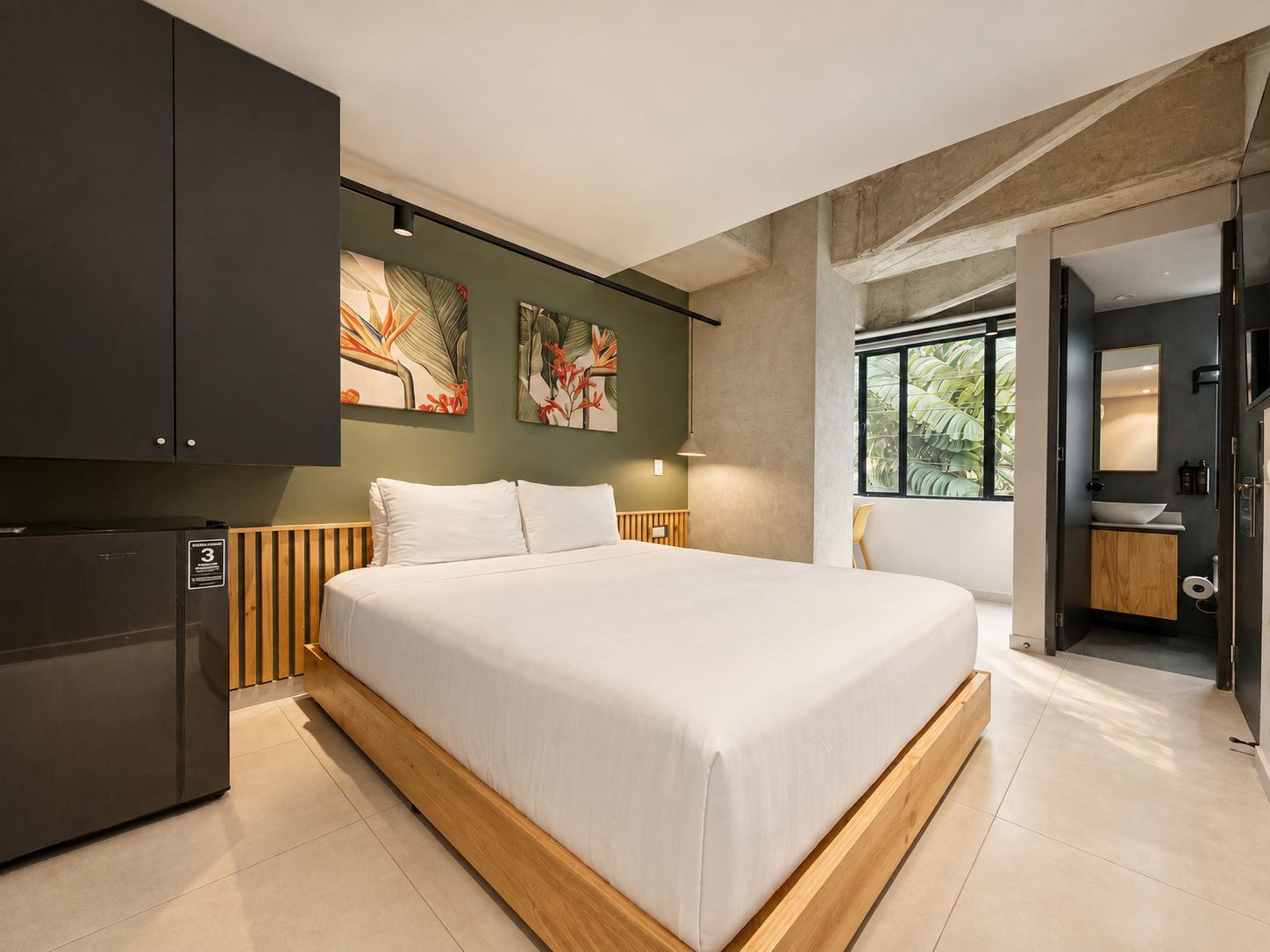 Quarto moderno com cama grande, guarda-roupa embutido e obra de arte na parede.