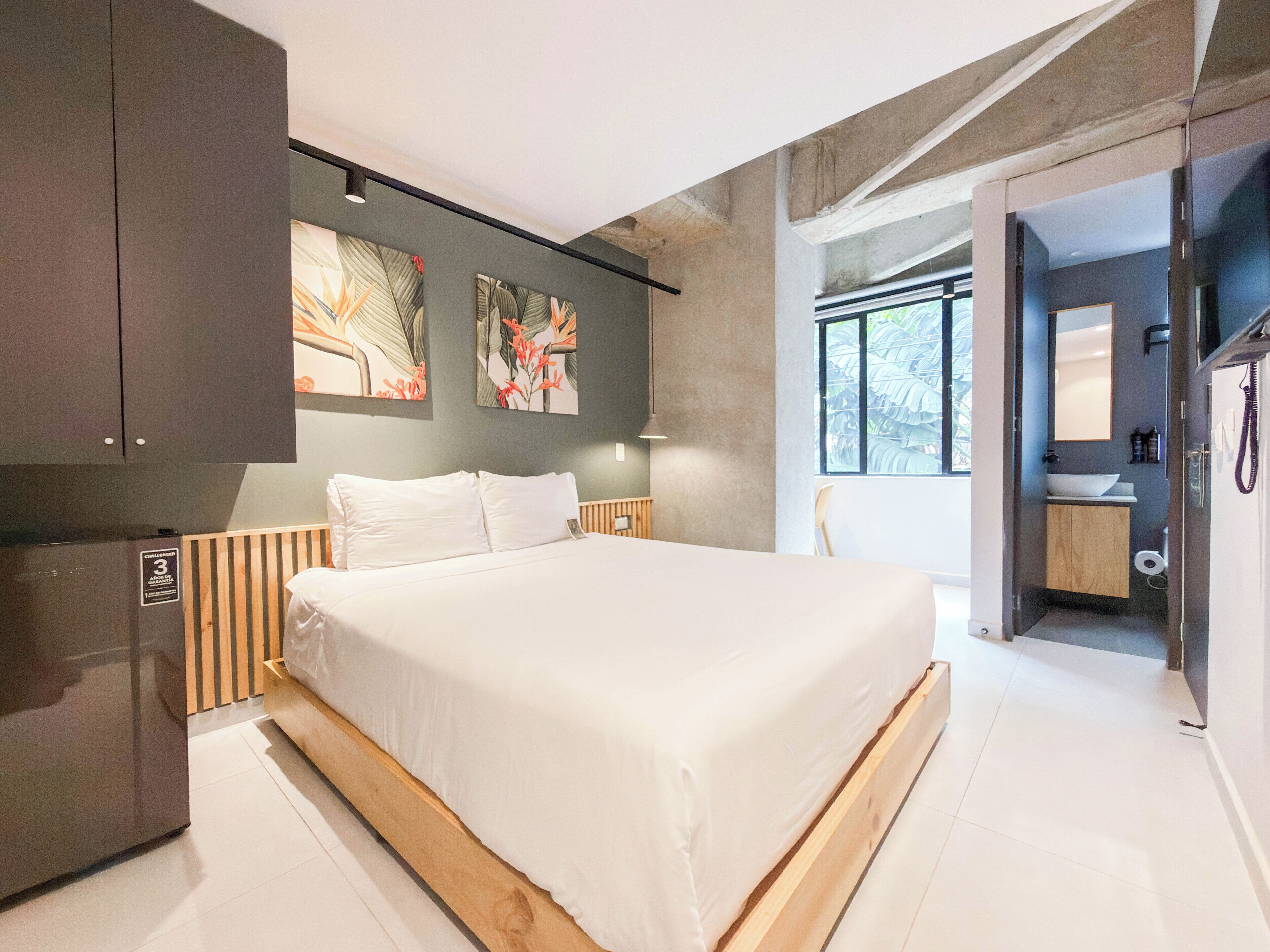Executive Suite | Down comforters, in-room safe, desk, laptop workspace