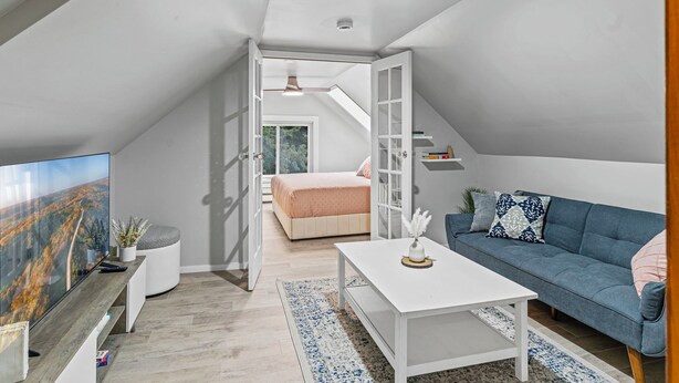 Smart TV, books - Serenity suite 1-bedroom house, AC, WiFi, minutes from Minneapolis, pet friendly (Minneapolis)