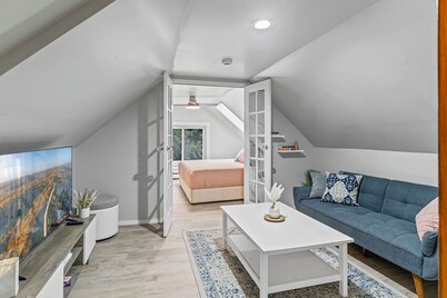 Serenity suite 1-bedroom house, AC, WiFi, minutes from Minneapolis, pet friendly