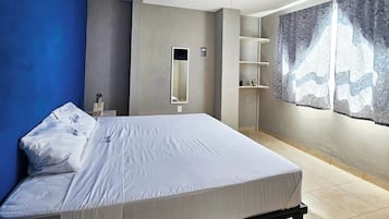 Habitación económica, 1 habitación | Espacio para trabajar con laptop y cortinas blackout