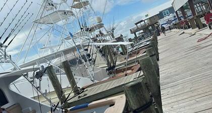 Charming hotel with 1 bedroom and AC, WiFi in peaceful Golden Meadow