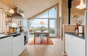 Kjøleskap, kokeplater, oppvaskmaskin og kaffetrakter/tekoker