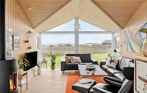Smart TV, fireplace - Cozy home in Lemvig with sauna (Lemvig)
