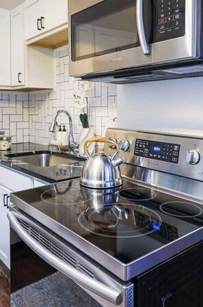 Fridge, microwave, oven, stovetop - Historic Downtown Condo w/Firepit- Walk to Forsyth (Savannah)