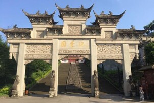 Una puerta tradicional china con intrincados grabados y una escalera que lleva hacia ella.
