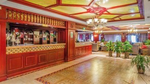 Eine Bar mit Fliesenboden und Holzvertäfelung.