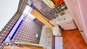 Séchoir à cheveux, serviettes fournies, savon, papier de toilette