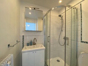 淋浴设施、吹风机、毛巾