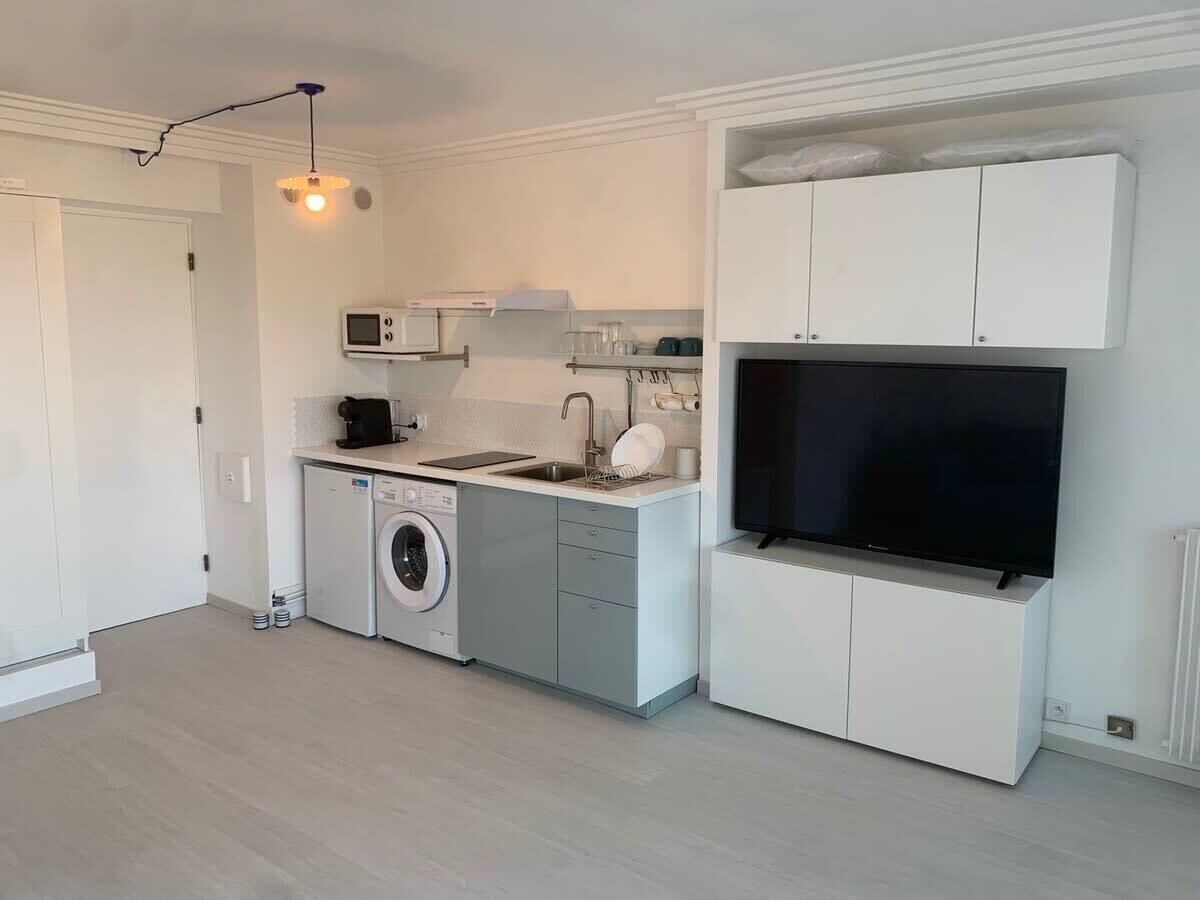 Kühlschrank, Mikrowelle, Herdplatte, Wasserkocher mit Kaffee-/Teezubehör