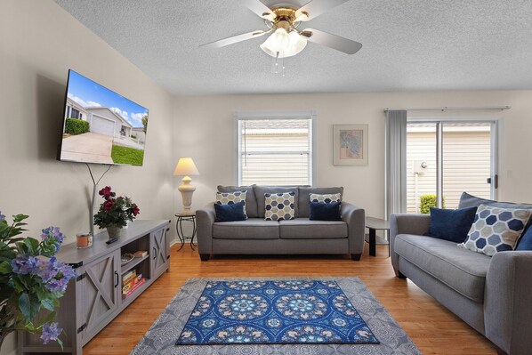 TV connectée, cheminée, table de tennis de table