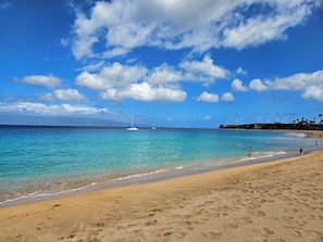 En la playa, sillas reclinables de playa, toallas de playa
