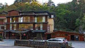 A traditional building with a sign indicating it is a guesthouse. - Xiaoxi Hostel (Zhangjiajie)
