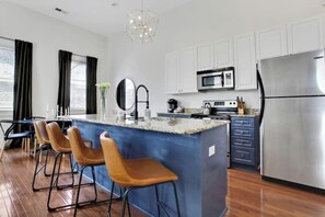Geladeira, micro-ondas, fogão, cooktop